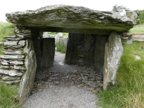 Capel Garmon Burial Chamber, near Betws y Coed, North Wales, 25.8.17. An extensive passage grave tha