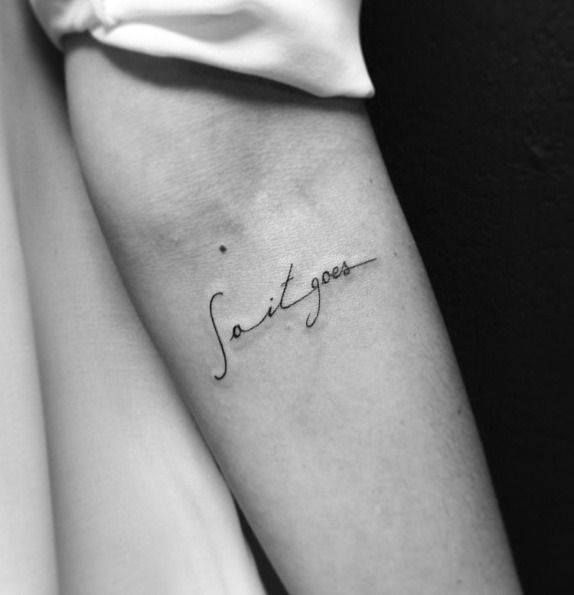 Pequeños Tatuajes — Pequeño tatuaje que dice “So it goes”, frase en...