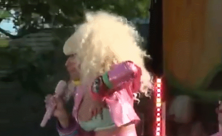 onsumnastyshit:  rulo0kngatmyass:  her face when she sees it…. too cute  She felt