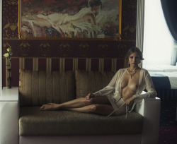 Something-Eyecatching:  Lady Of The Manor
