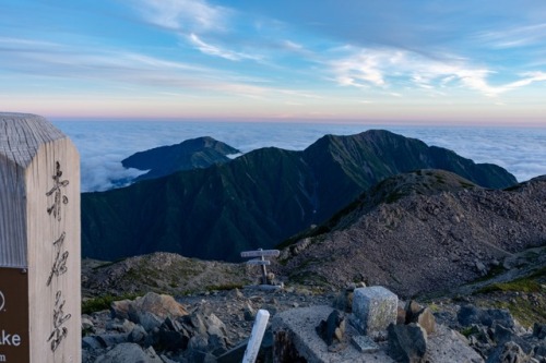 It is a scenery from Akaishidake in the Southern Alps. I was able to see the wonderful sunset blesse