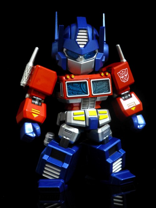 aeonmagnus:  Transformers Masterpiece MP-10 Convoy and ES Gōkin Convoy. 