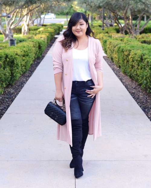 Loving this long pink duster from @boohoousa @boohoo! Head to curvygirlchic.com to shop this #OOTDOc