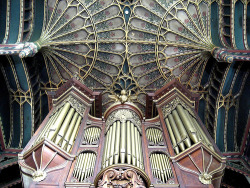 gltoff:  davidinbrooklyn:  Unidentified organ beneath fan vaulted ceiling  It is the Brasenose College Chapel, The Kings Hall and Brasenose College, Oxford University UK.   