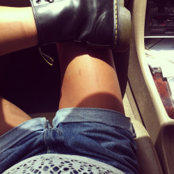 deadlyvibes:  @arianatapsell -IG Boots in summer 