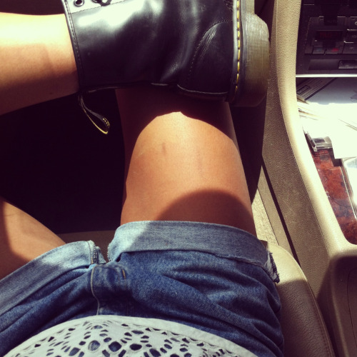 deadlyvibes: @arianatapsell -IG Boots in summer