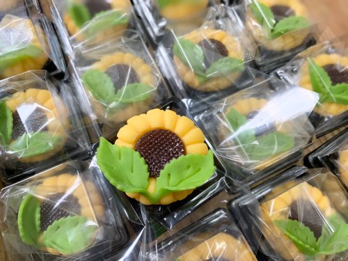 Japanese traditional sweets are so pretty! Wagashi by Kuramoto Hinodeshaped like himawari (sunflower