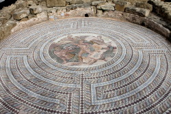 echiromani:Ancient Roman mosaic representing the labyrinth and Theseus slaying the Minotaur. Surrounding figures include Ariadne, a personification of the Labyrinth itself, and an allegorical figure representing Crete.