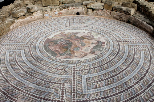 echiromani: Ancient Roman mosaic representing the labyrinth and Theseus slaying the Minotaur. Surrou