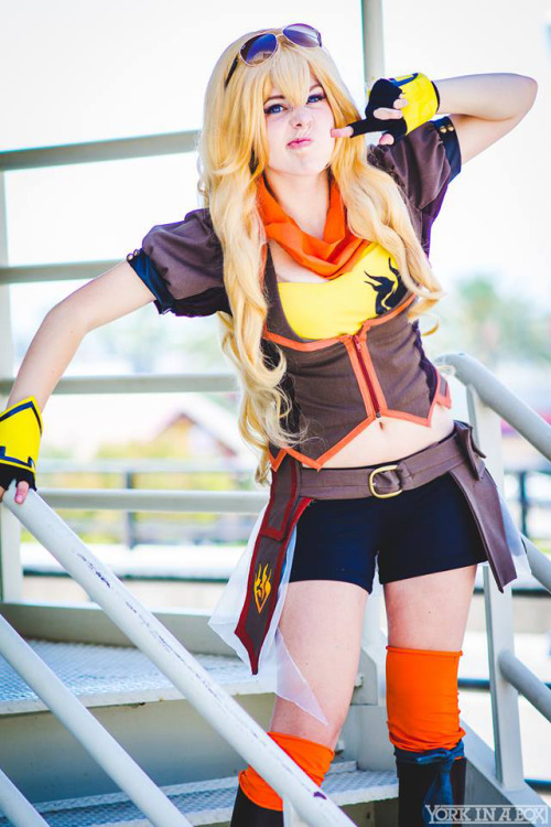 itscourtoon:  Yang from RWBYPhotos by York in A BoxCostume by: Myself and Melvinopolis (Jacket)  …. It’s been awhile since I’ve actually liked how I looked in a costume.  Thank you Yang! 