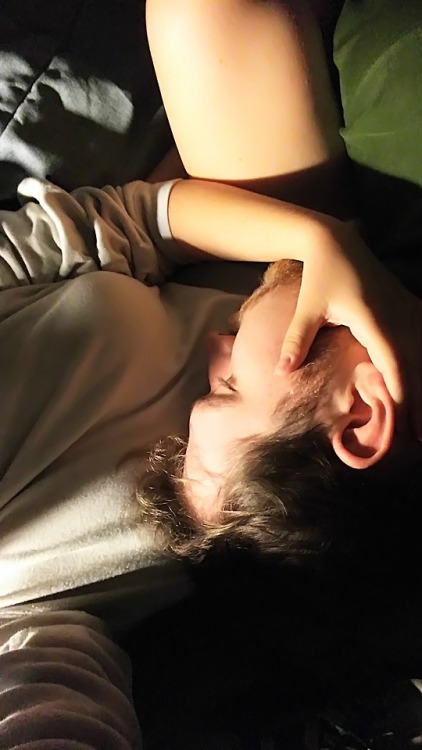 bigvoicesmallbody: Look who fell asleep between my legs😇❤   Qu'on est bien entre les bras de sa femme et maîtresse 😁 !J'adore quand Mastapina me prend entre ses seins et me capture avec ses jambes 😈💪💜😈💪💜Merci mon amour 💂‍♂️😘👠