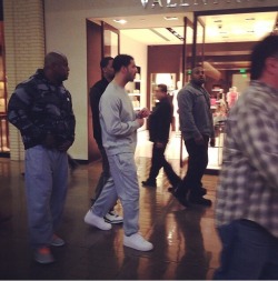 Plzfuckmywife:  Jayykash:  So Drake Was At My Mall Sunday  This Rich Ass Nigga Got