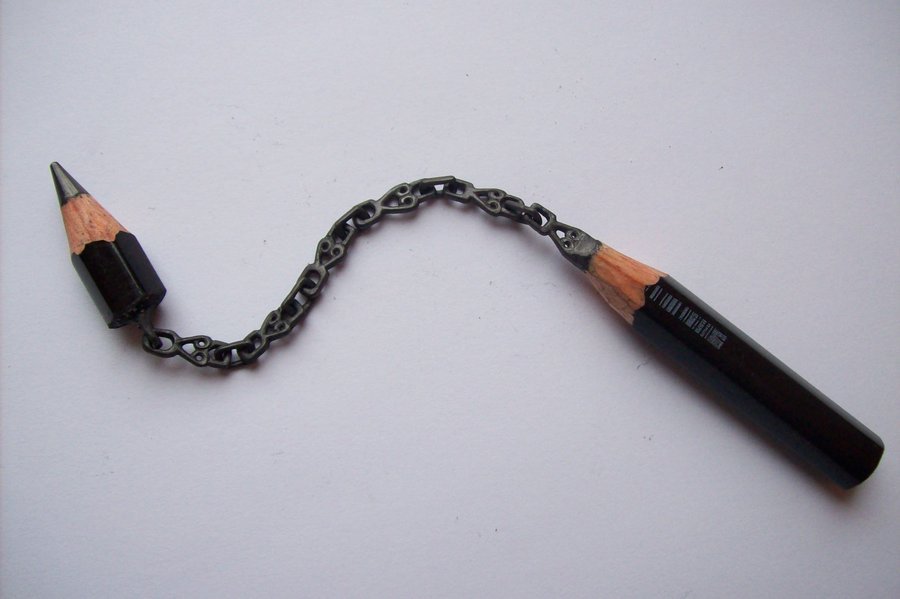 naglly:  鉛筆の芯で作られたハートの鎖  pencil carving heart-leaf chain