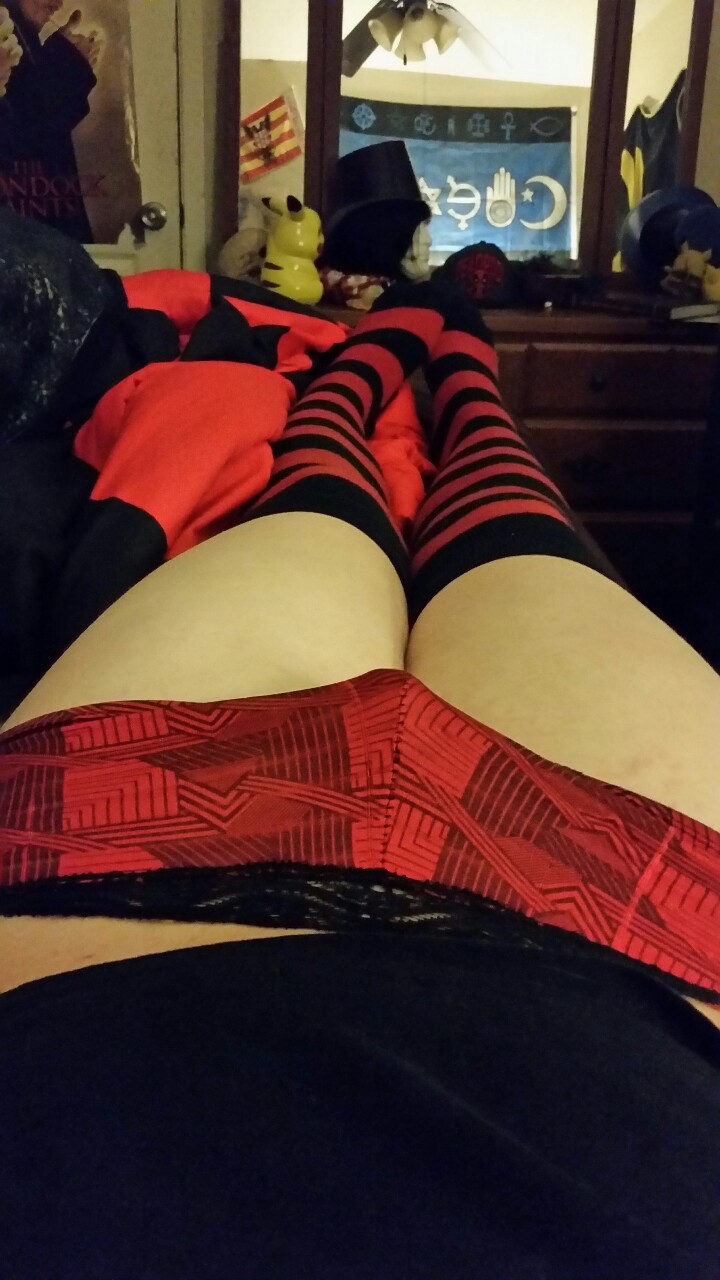 jinx-senpai:  My thighs are white af. Im the palest Italian ever. Can you tell red