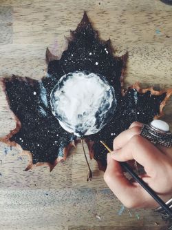 wordsnquotes:  culturenlifestyle: Artist Valeria Prieto Composes Beautiful Illustrations on Fallen Autumn Leaves Inspired by autumn’s fallen leaves, Iowa based artist Valeria Prieto has composed a collection of drawings on dry leaves. She confesses