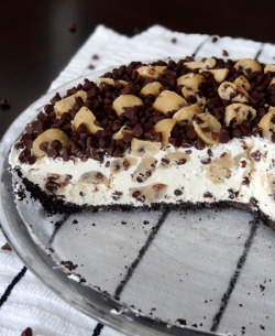 ofthemoons:  sweetoothgirl:  Chocolate Chip Cookie Dough Ice Cream Pie  👀 