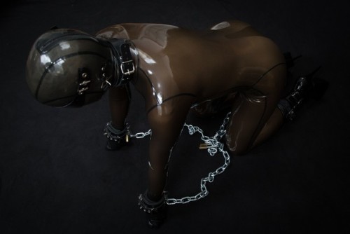 latextony: Awsome latex fuck toy