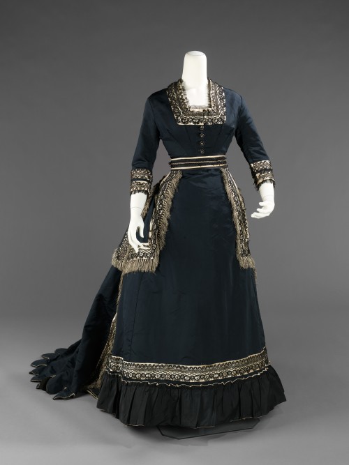 1872-1874 Mourning dress by unknown American maker silk, cotton(Metropolitan Museum of Art) 