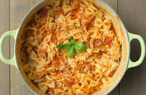 prettypasta:  One-Pot Tomato, Basil, + Chicken Pasta 