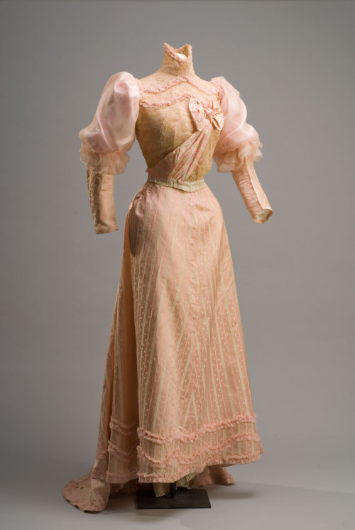 in-the-middle-of-a-daydream: Dress, 1890’s - From the Museo de Historia Mexicana