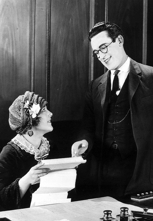 solesupine:  Harold Lloyd and Mildred Davis in Safety Last! (1923) 