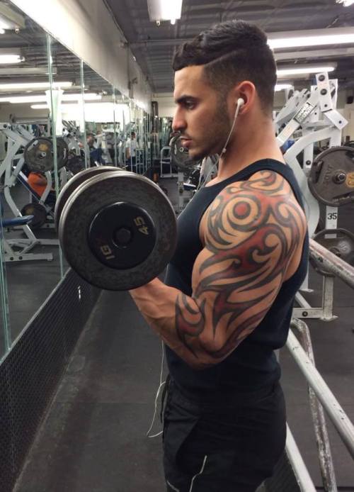 alphamusclehunks:  SEXY, LARGE and IN CHARGE. Alpha Muscle Hunks.  http://alphamusclehunks.tumblr.com/archive