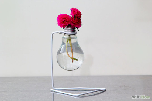 digitalramen:digitalramen:wikihow:Upcycling never looked so good… Make a Light Bulb Vase.Ama