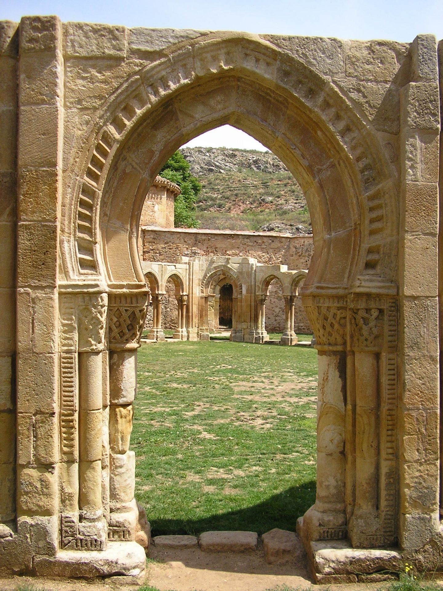 m1male2:Monasterio de Juan de Duero #Soria #España, uno de los conjuntos más significativos del románico castellano. Sólo se conservan la iglesia y las arquerías del claustro. Desde la 2ª mitad del s.XII en posesión de la Orden de los Caballeros