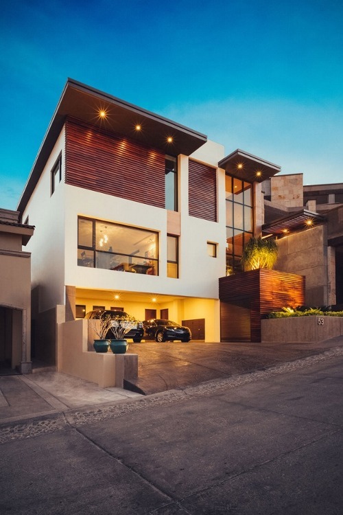 pictures-of-luxury:  Picture Galleries l Twitter l Facebook 