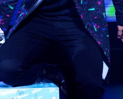 fallen-permanently-for-jinki:  Onew’s thighs, butt and legs appreciation post part 75