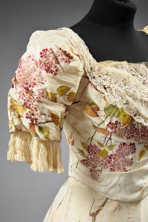 Worth afternoon dress ca. 1900-05From Coutau-Bégarie via Interencheres