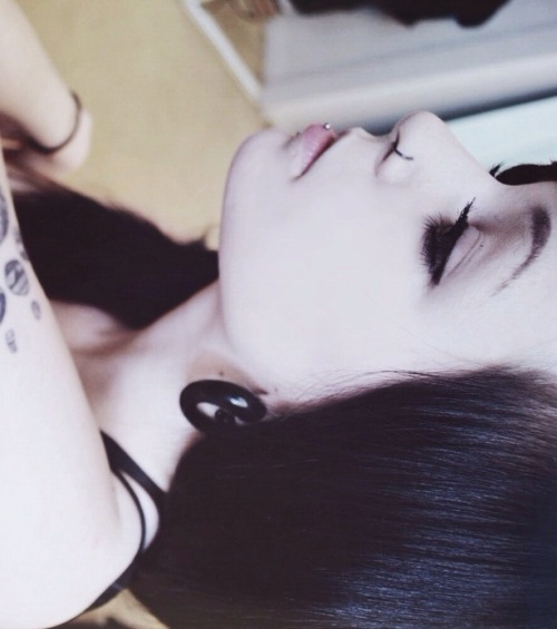 guysandgirls:  http://w0lf-t33th.tumblr.com/ 