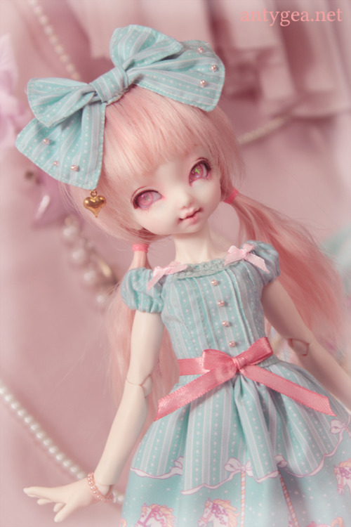  My cutie Tomoko got a new dress. When I saw that fabric I knew I had to turn it into something very Angelic Pretty. It’s not OTT enough though, I feel… Tomoko is a Dollpamm Momo sculpt. 