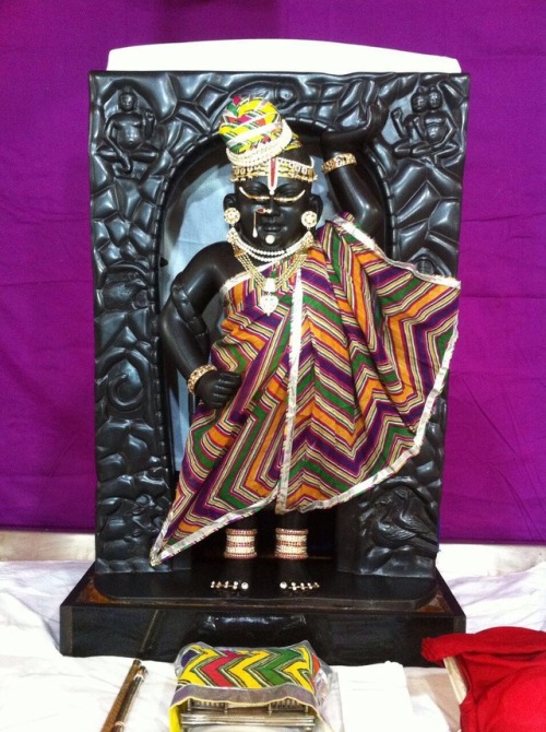 buzz-london:ShriNathji in a simple wrap around during hot summer months.