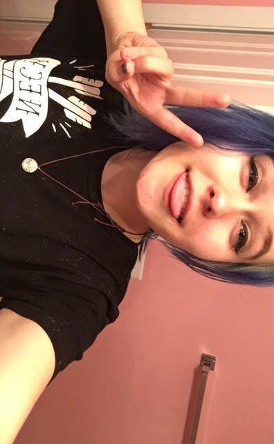 unreal-recovery: lonely girl  reblog for kik Adorable.