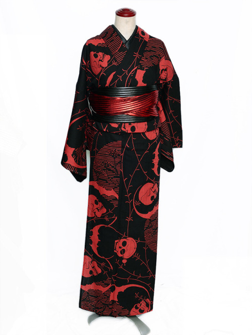 Gothic outfit, featuring a creepy kimono with moonlit skulls and bats (design by Rumi Rock, who offe