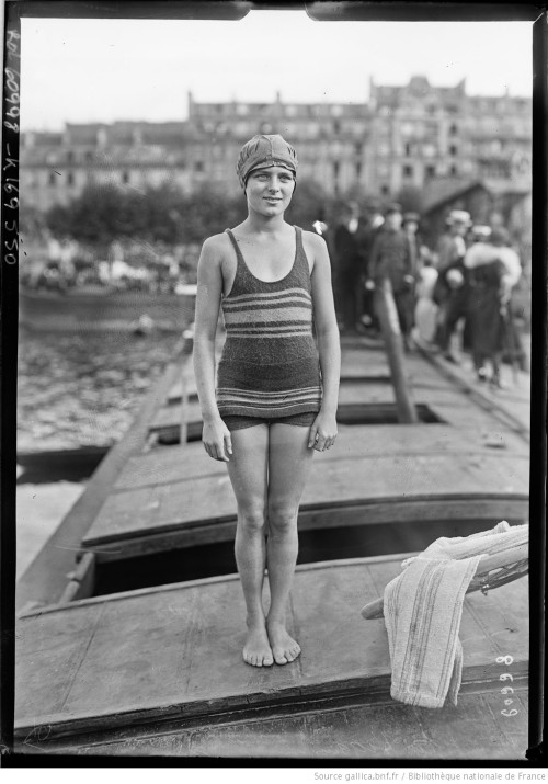 Swimmers at the Île des cygnes in Paris (September 5th,1920):Ethelda Bleibtrey (USA) and Suzanne Wur