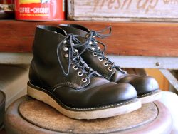 red-wing-shoes-taiwan:  Red Wing - Work Heritage, 6” Round Toe #8165 in Black “Chrome” Leather. #8165可說是除了#9111以外的定番鞋款了吧。經典的RW 8號鞋楦，鞋頭圓潤且腳背幅度較高，可以帶來較為舒適的穿著感。另外，鞋頭的翹度也很好看。