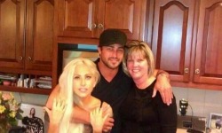 Gagaxglitter:  Gaga, Taylor And His Mom. 