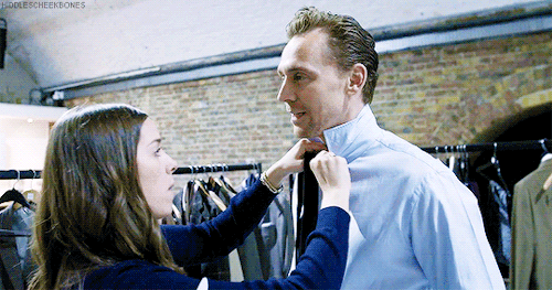the-haven-of-fiction:

hiddlescheekbones:



Tom Hiddleston wows us while getting dressed, no less.

Yeeeessssssssss 