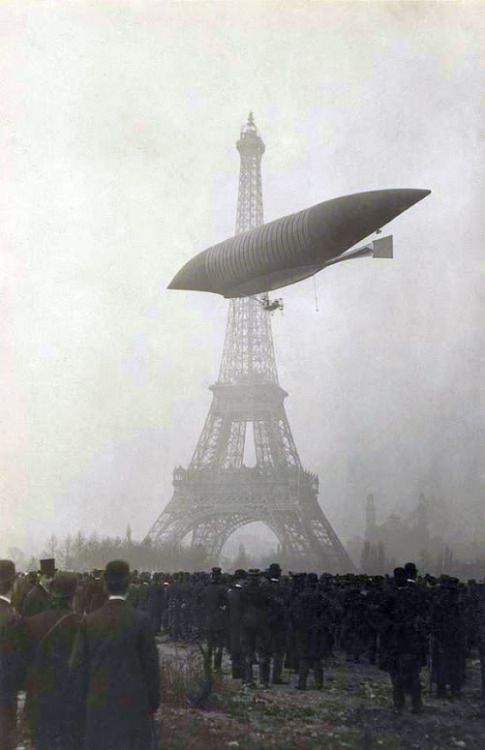 historicaltimes:The Airship, “La Republique” passing the Eiffel tower in Paris circa 1908. . via red