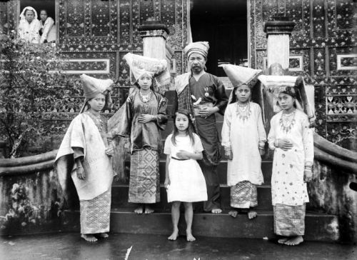 Portrait photography of a family from Minangkabau in West Sumatra,Indonesia 1910-30