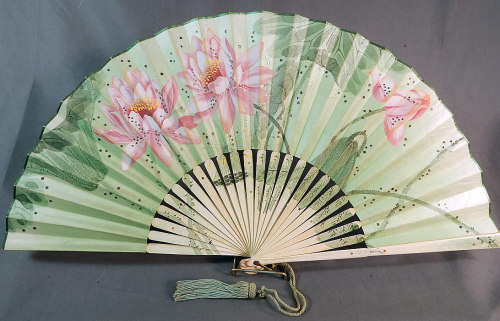 shewhoworshipscarlin:Folding fan, 1910.