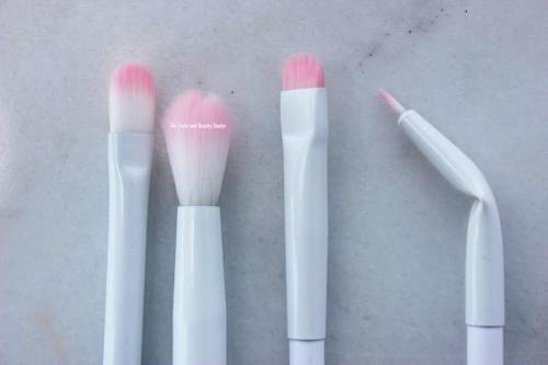 lumipang:  Wet ‘n Wild makeup brushes, photos by thestyleandbeautydoctor   these r so cute !!