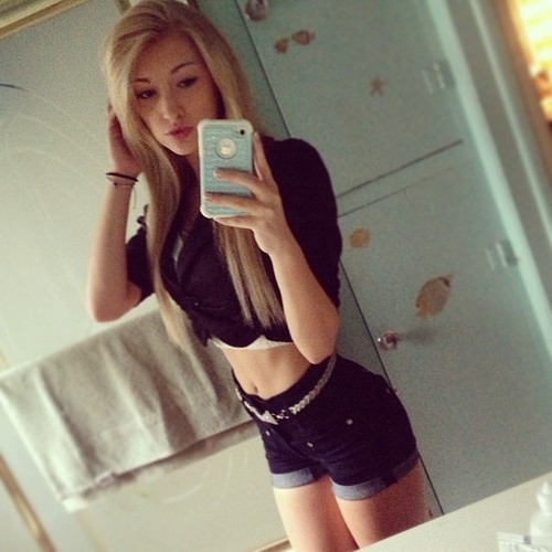 shortshortss:  Sexy Anna Faith in tight short shorts 
