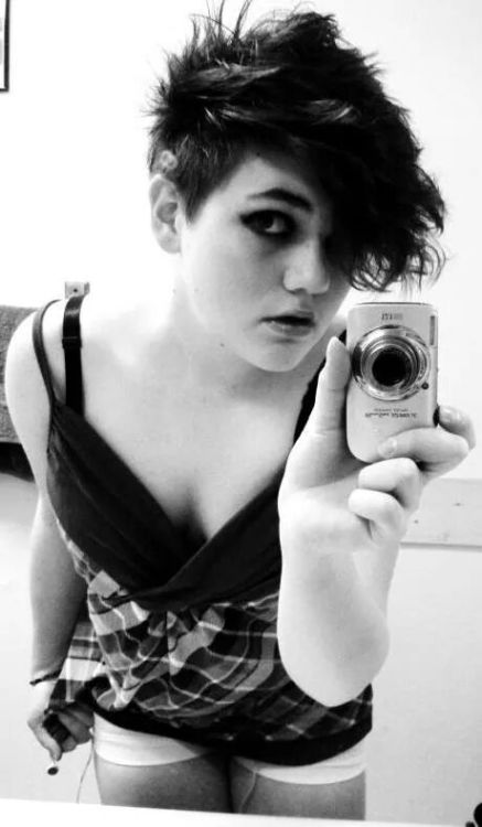 girlwithoneey3:Many different hair colors and styles. I really love standing out.