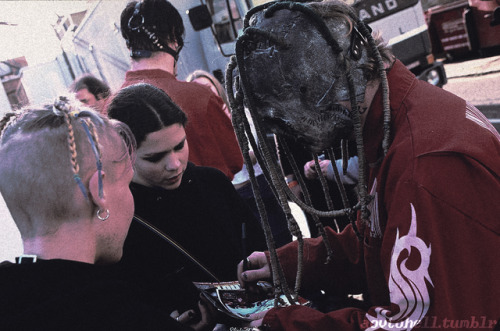 « Corey Taylor with fans in London 2000s »