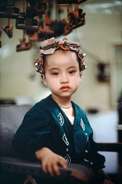 vintagechampagnefever:Eve Arnold photographs a little girl getting her hair curled