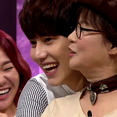 Gyuri’s mother wanted a backhug and requested it from Kyuhyun, the outcome was pure cuteness from bo