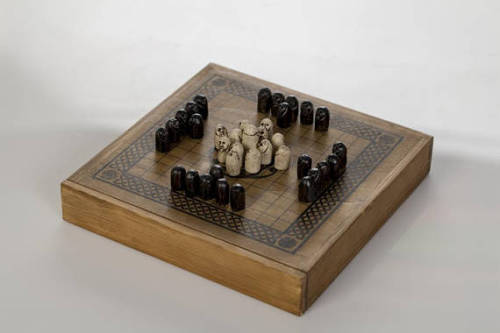 underthelindens: Hnefatafl, viking chess Tafl games are a family of ancient Germanic and Celtic stra